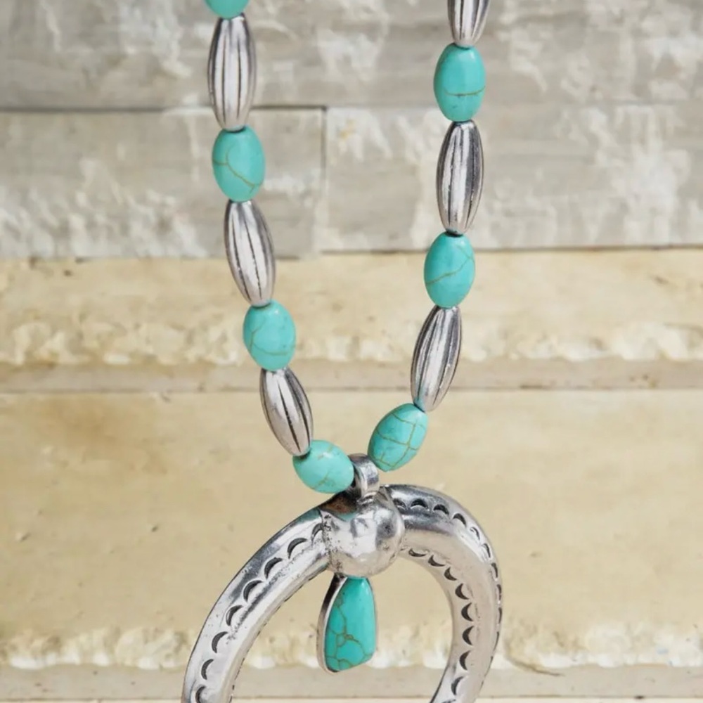 Turquoise and Silver Women's Pendant Necklace NWT - Picture 4 of 5